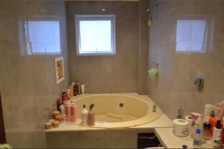 Casa de condomínio à venda com 640m², 3 quartos e 6 vagas Casa de condomínio à venda com 640m², 3 quartos e 6 vagasBanheiro 1 da Suíte 3