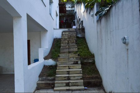 Casa de condomínio à venda com 640m², 3 quartos e 6 vagas Casa de condomínio à venda com 640m², 3 quartos e 6 vagasEscada