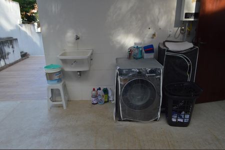 Casa de condomínio à venda com 640m², 3 quartos e 6 vagas Casa de condomínio à venda com 640m², 3 quartos e 6 vagasÁrea de Serviço