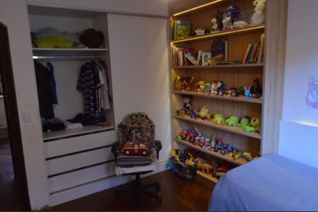 Casa de condomínio à venda com 640m², 3 quartos e 6 vagas Casa de condomínio à venda com 640m², 3 quartos e 6 vagasSuíte 2