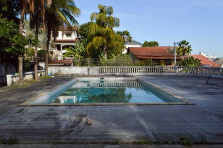 Casa de condomínio à venda com 640m², 3 quartos e 6 vagas Casa de condomínio à venda com 640m², 3 quartos e 6 vagasPiscina