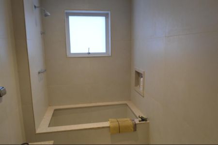 Casa de condomínio à venda com 640m², 3 quartos e 6 vagas Casa de condomínio à venda com 640m², 3 quartos e 6 vagasBanheiro da Suíte 1