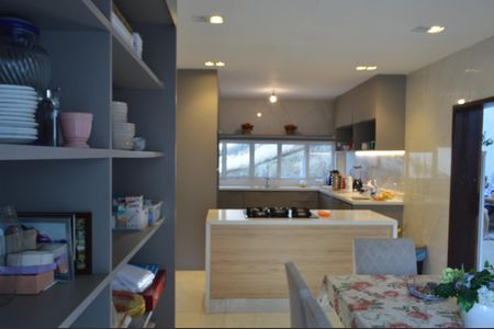 Casa de condomínio à venda com 640m², 3 quartos e 6 vagas Casa de condomínio à venda com 640m², 3 quartos e 6 vagasCozinha