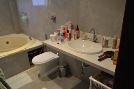 Casa de condomínio à venda com 640m², 3 quartos e 6 vagas Casa de condomínio à venda com 640m², 3 quartos e 6 vagasBanheiro 1 da Suíte 3