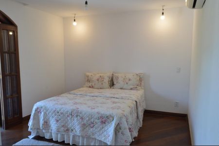 Casa de condomínio à venda com 640m², 3 quartos e 6 vagas Casa de condomínio à venda com 640m², 3 quartos e 6 vagasSuíte 3