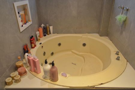 Casa de condomínio à venda com 640m², 3 quartos e 6 vagas Casa de condomínio à venda com 640m², 3 quartos e 6 vagasBanheiro 1 da Suíte 3