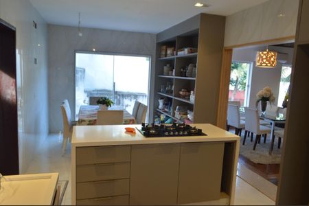 Casa de condomínio à venda com 640m², 3 quartos e 6 vagas Casa de condomínio à venda com 640m², 3 quartos e 6 vagasCozinha