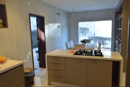 Casa de condomínio à venda com 640m², 3 quartos e 6 vagas Casa de condomínio à venda com 640m², 3 quartos e 6 vagasCozinha