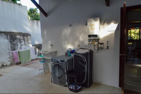 Casa de condomínio à venda com 640m², 3 quartos e 6 vagas Casa de condomínio à venda com 640m², 3 quartos e 6 vagasÁrea de Serviço