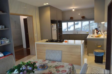 Casa de condomínio à venda com 640m², 3 quartos e 6 vagas Casa de condomínio à venda com 640m², 3 quartos e 6 vagasCozinha