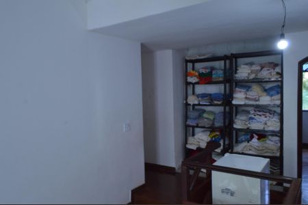 Casa de condomínio à venda com 640m², 3 quartos e 6 vagas Casa de condomínio à venda com 640m², 3 quartos e 6 vagasHall da Escada