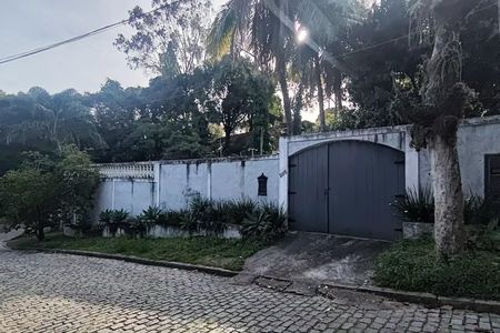 Casa de condomínio à venda com 640m², 3 quartos e 6 vagas Casa de condomínio à venda com 640m², 3 quartos e 6 vagasFachada da casa