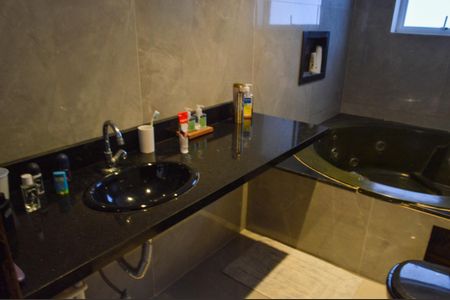 Casa de condomínio à venda com 640m², 3 quartos e 6 vagas Casa de condomínio à venda com 640m², 3 quartos e 6 vagasBanheiro 2 da Suíte 3