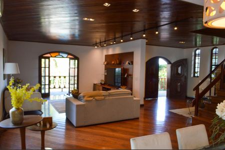 Casa de condomínio à venda com 640m², 3 quartos e 6 vagas Casa de condomínio à venda com 640m², 3 quartos e 6 vagasSala