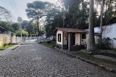 Casa de condomínio à venda com 640m², 3 quartos e 6 vagas Casa de condomínio à venda com 640m², 3 quartos e 6 vagasPortaria