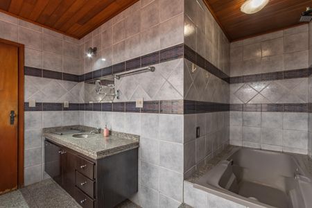 Casa à venda com 363m², 8 quartos e 4 vagas Casa à venda com 363m², 8 quartos e 4 vagasBanheiro Suíte