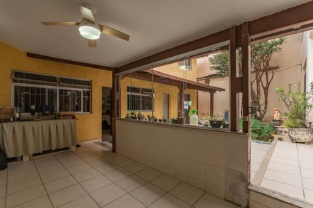 Casa à venda com 363m², 8 quartos e 4 vagas Casa à venda com 363m², 8 quartos e 4 vagasQuintal