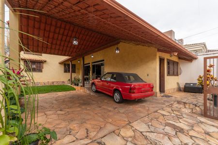 Casa à venda com 363m², 8 quartos e 4 vagas Casa à venda com 363m², 8 quartos e 4 vagasEntrada - Garagem