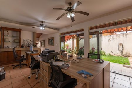 Casa à venda com 363m², 8 quartos e 4 vagas Casa à venda com 363m², 8 quartos e 4 vagasSala