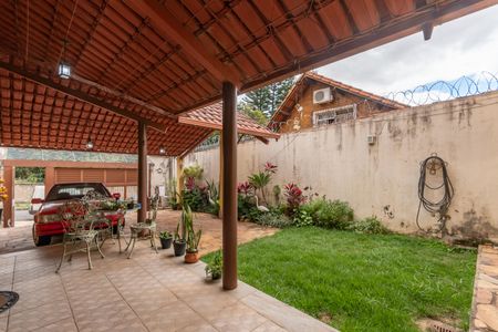 Casa à venda com 363m², 8 quartos e 4 vagas Casa à venda com 363m², 8 quartos e 4 vagasEntrada - Garagem