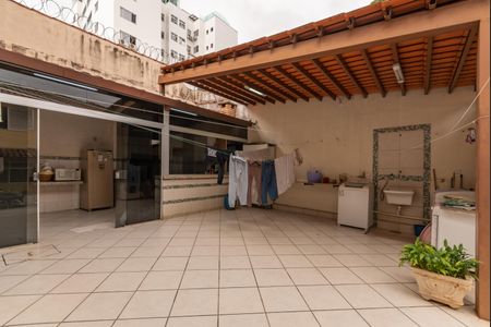 Casa à venda com 363m², 8 quartos e 4 vagas Casa à venda com 363m², 8 quartos e 4 vagasLavanderia