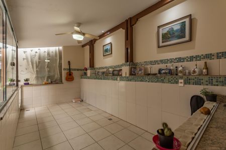 Casa à venda com 363m², 8 quartos e 4 vagas Casa à venda com 363m², 8 quartos e 4 vagasQuintal