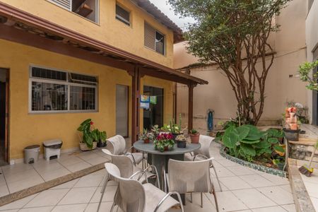 Casa à venda com 363m², 8 quartos e 4 vagas Casa à venda com 363m², 8 quartos e 4 vagasQuintal