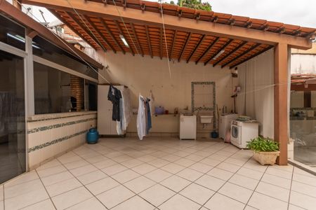 Casa à venda com 363m², 8 quartos e 4 vagas Casa à venda com 363m², 8 quartos e 4 vagasLavanderia
