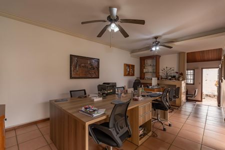 Casa à venda com 363m², 8 quartos e 4 vagas Casa à venda com 363m², 8 quartos e 4 vagasSala