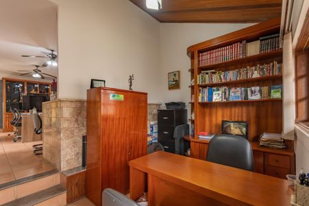 Casa à venda com 363m², 8 quartos e 4 vagas Casa à venda com 363m², 8 quartos e 4 vagasEscritório