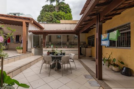 Casa à venda com 363m², 8 quartos e 4 vagas Casa à venda com 363m², 8 quartos e 4 vagasQuintal