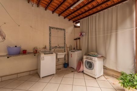 Casa à venda com 363m², 8 quartos e 4 vagas Casa à venda com 363m², 8 quartos e 4 vagasLavanderia