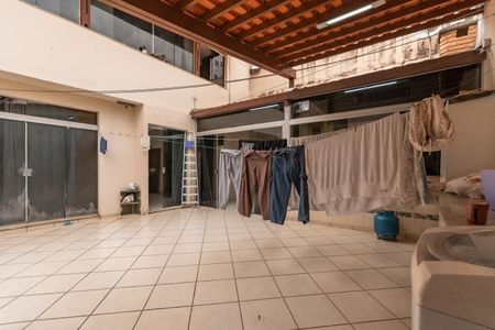Casa à venda com 363m², 8 quartos e 4 vagas Casa à venda com 363m², 8 quartos e 4 vagasLavanderia