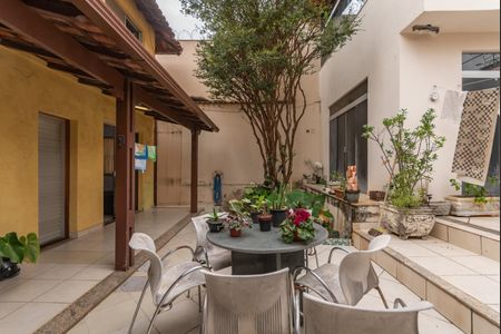 Casa à venda com 363m², 8 quartos e 4 vagas Casa à venda com 363m², 8 quartos e 4 vagasQuintal