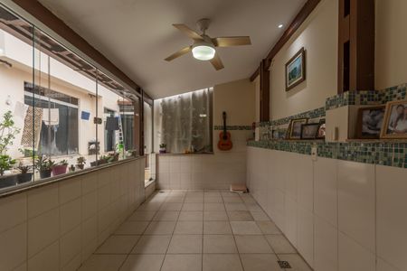 Casa à venda com 363m², 8 quartos e 4 vagas Casa à venda com 363m², 8 quartos e 4 vagasQuintal