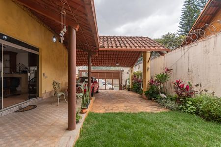Casa à venda com 363m², 8 quartos e 4 vagas Casa à venda com 363m², 8 quartos e 4 vagasEntrada - Garagem