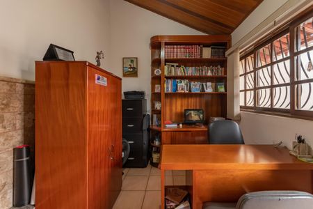 Casa à venda com 363m², 8 quartos e 4 vagas Casa à venda com 363m², 8 quartos e 4 vagasEscritório