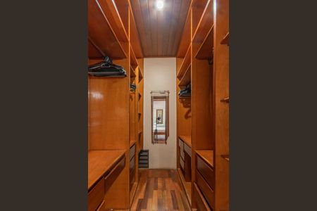 Casa à venda com 363m², 8 quartos e 4 vagas Casa à venda com 363m², 8 quartos e 4 vagasCloset - Suíte