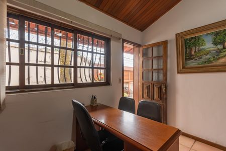 Casa à venda com 363m², 8 quartos e 4 vagas Casa à venda com 363m², 8 quartos e 4 vagasEscritório