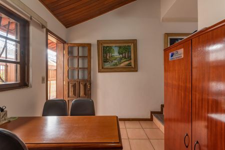 Casa à venda com 363m², 8 quartos e 4 vagas Casa à venda com 363m², 8 quartos e 4 vagasEscritório