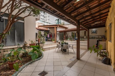 Casa à venda com 363m², 8 quartos e 4 vagas Casa à venda com 363m², 8 quartos e 4 vagasQuintal