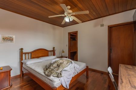 Casa à venda com 363m², 8 quartos e 4 vagas Casa à venda com 363m², 8 quartos e 4 vagasSuíte