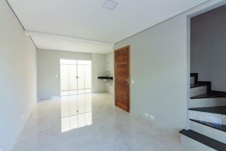 Casa à venda com 90m², 2 quartos e 3 vagasSala