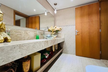 Casa à venda com 425m², 3 quartos e 3 vagasBanheiro da Suíte