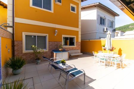 Casa à venda com 195m², 3 quartos e 2 vagas Casa à venda com 195m², 3 quartos e 2 vagasÁrea externa