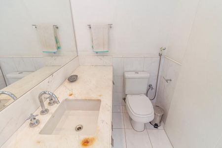 Apartamento à venda com 310m², 4 quartos e 5 vagasBanheiro da Suíte 2