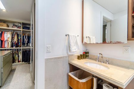 Apartamento à venda com 310m², 4 quartos e 5 vagasBanheiro da Suíte 1