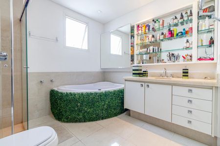 Apartamento à venda com 310m², 4 quartos e 5 vagasBanheiro da Suíte 1