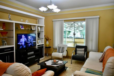 Casa à venda com 200m², 4 quartos e 4 vagasSala