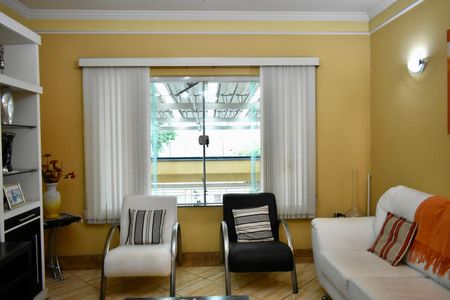 Casa à venda com 200m², 4 quartos e 4 vagasSala